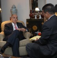 Mr. Castellanos discussing matters of importance with Mayor Giuliani
